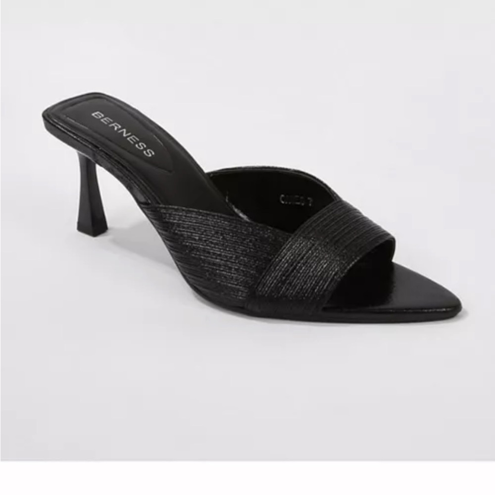 Black Heels w. Pointed Toe